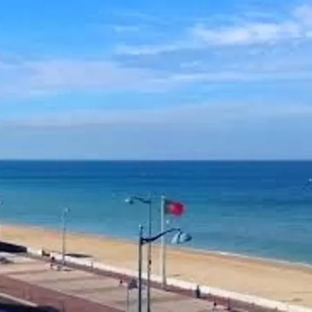 Grand Familial Avec Balcon Et Parking A 2 Pas De La Et Du Centre De - Fr-1-712-2